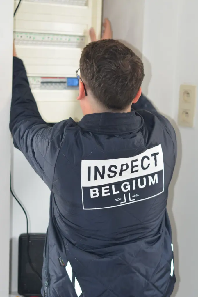Inspecteur Inspect Belgium lors du contrôle d'un tableau électrique