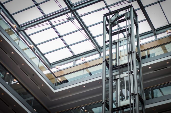 Ascenseur dans un bâtiment moderne
